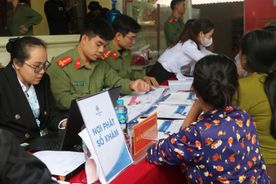 Công an Lạng Sơn phối hợp khám, chữa bệnh, trao quà giúp người dân khắc phục hậu quả bão lũ