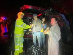 Cảnh sát giao thông Đà Nẵng thường trực tại các khu vực xung yếu để kịp thời hỗ trợ, giúp đỡ Nhân dân