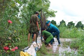 Đồng Tháp: Công an xã Hòa Long giúp dân gia cố bờ bao, ứng phó nước dâng cao do ảnh hưởng của mưa bão
