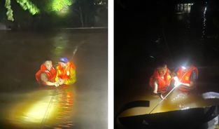 Công an thành phố Huế giúp đỡ nhân dân ứng phó mưa lũ