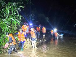 Quảng Trị: Cứu hộ thành công nhiều người dân bị mắc kẹt do nước lũ dâng cao