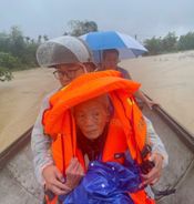 Công an thành phố Huế nhanh chóng khắc phục các điểm sạc lở, kịp thời hỗ trợ Nhân dân