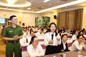 Ninh Binh police strengthens communications on crime prevention at local banks