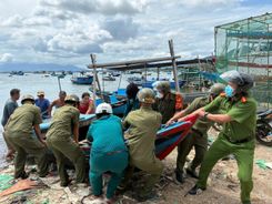 Công an Khánh Hòa hỗ trợ nhân dân phòng chống bão số 13