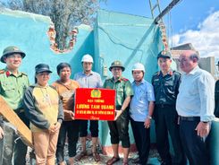 Bộ Công an trao 40 tấn hàng hỗ trợ tới đồng bào tỉnh Gia Lai