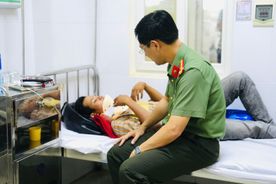 Thăm, động viên lực lượng an ninh trật tự ở cơ sở bị thương khi làm nhiệm vụ 