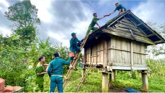 Lực lượng Công an giúp gia đình chính sách, neo người khắc phục nhà sau bão