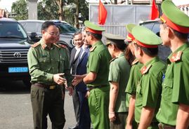 Deputy Minister Pham The Tung works with Hiep Thanh Communal Police Station