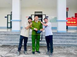 Lào Cai: Công an xã nhanh chóng tìm kiếm, trao trả tài sản đánh rơi cho du khách nước ngoài