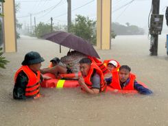 Đắk Lắk: Tích cực hỗ trợ, giúp đỡ người dân vùng ngập lụt