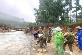 TP. Huế: Nỗ lực khắc phục sạt lở trong mưa rét, bảo đảm an toàn tuyến giao thông liên thôn 