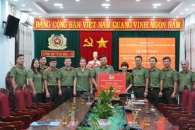 Công an TP Hà Nội thăm hỏi, trao kinh phí hỗ trợ lực lượng Công an và Nhân dân 02 tỉnh Gia Lai, Đắk Lắk khắc phục hậu quả mưa lũ