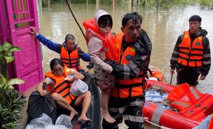 Cảnh sát cơ động liên tiếp tăng cường lực lượng hỗ trợ Nhân dân các tỉnh Gia Lai, Đắk Lắk, Khánh Hòa phòng, chống lũ lụt