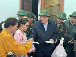 Phó Thủ tướng Thường trực Chính phủ Nguyễn Hòa Bình thăm hỏi, tặng quà người dân vùng lũ Đắk Lắk