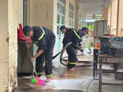 Công an TP. Hồ Chí Minh đồng loạt chi viện, hỗ trợ người dân khắc phục hậu quả mưa lũ