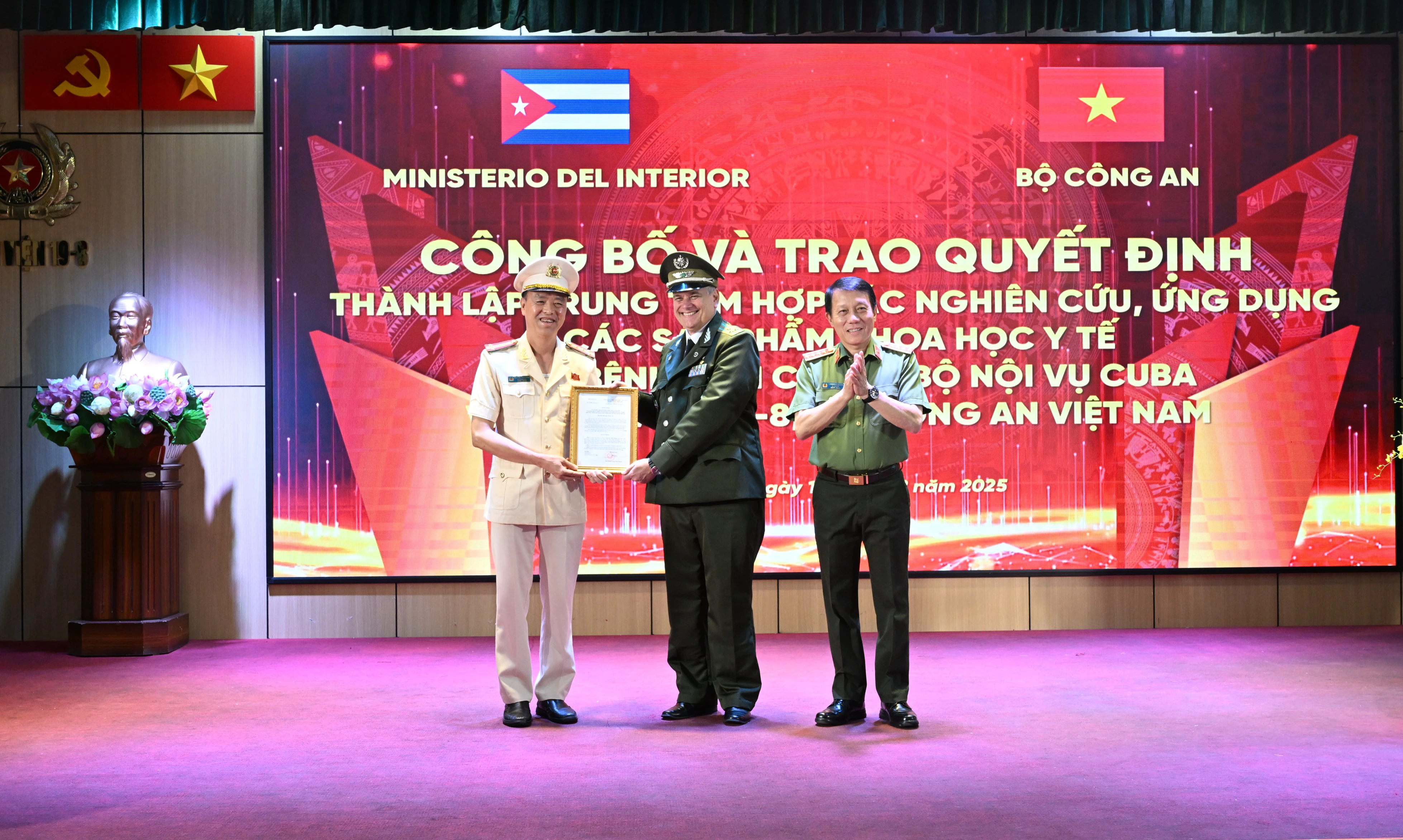 04-bt_trao_quyetdinh.JPG