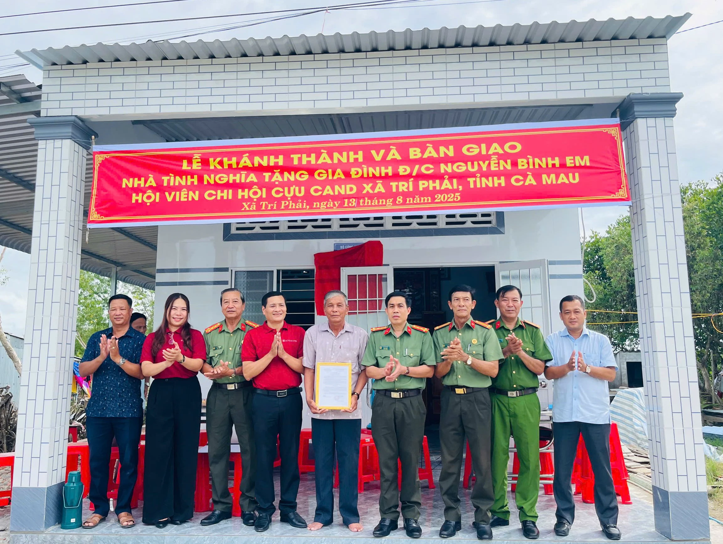 Ảnh 1 -Đồng chí Đại tá Lê Tấn Vinh trao quyết định và chụp lưu niệm.jpg