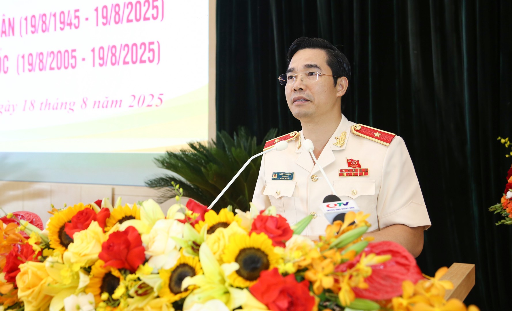 Thiếu tướng Trần Văn Phúc, Ủy viên Ban Thường vụ Tỉnh ủy, Bí thư Đảng ủy, Giám đốc Công an tỉnh phát biểu tại buổi gặp mặt.jpg