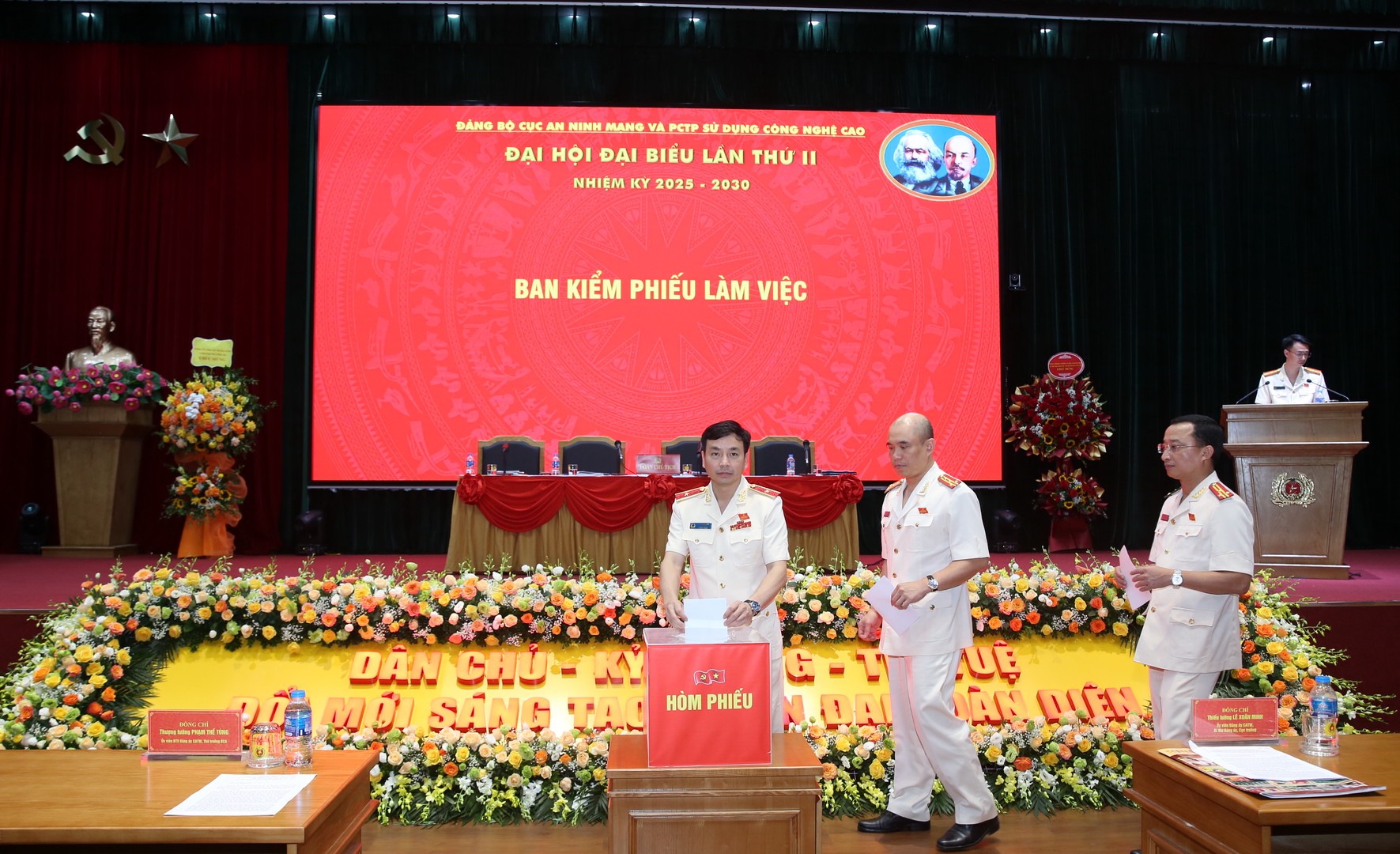 bỏ phiếu 1.JPG