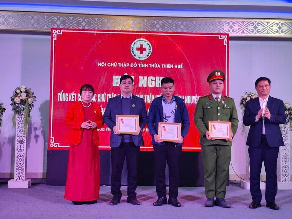 Ảnh 2 Đại úy Hoàng Ngọc Minh tặng Kỷ niệm chương vì sự nghiệp nhân đạo..jpg