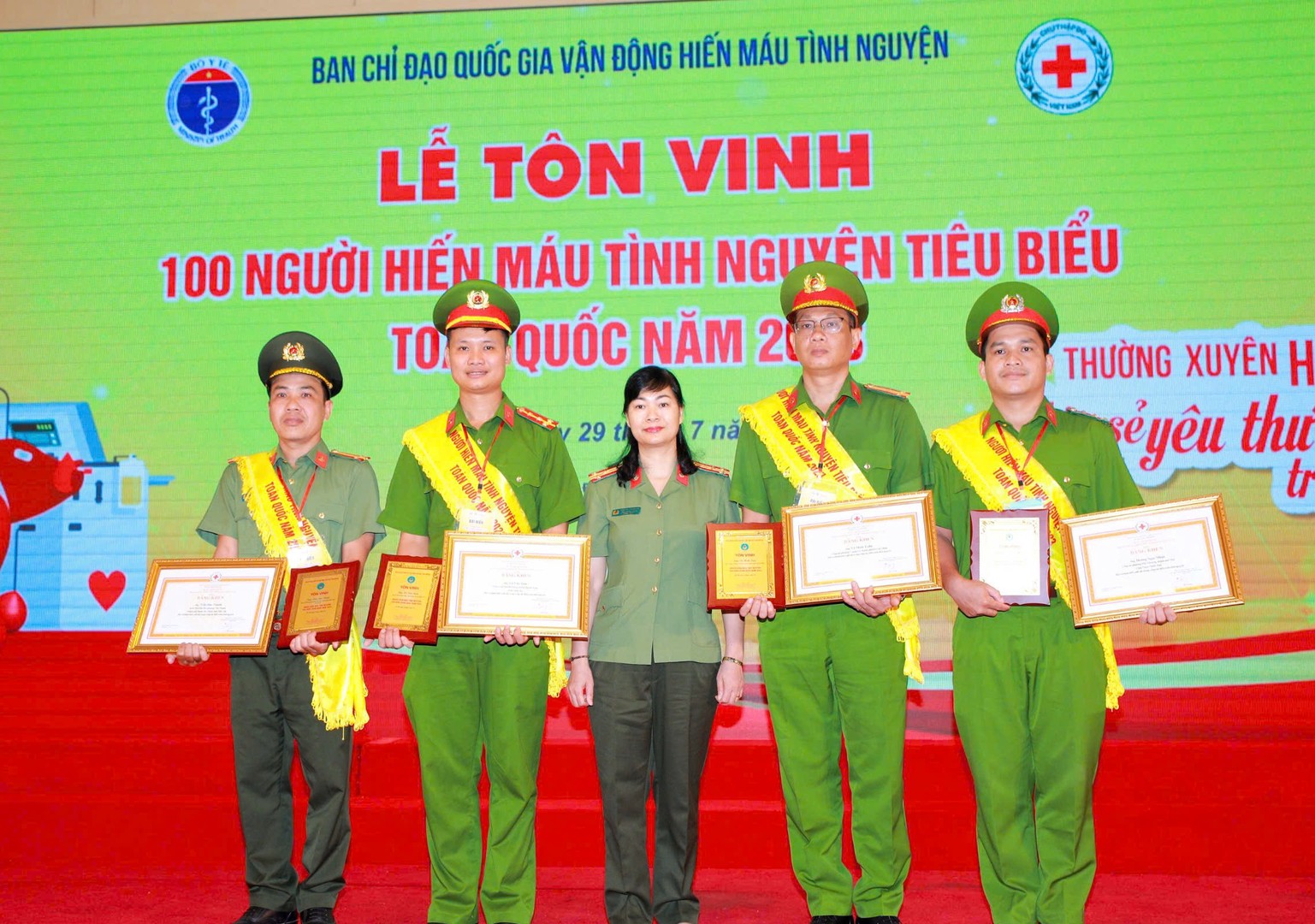 Ảnh 1 Đại úy Hoàng Ngọc Minh được Ban Chỉ đạo quốc gia hiến máu tình nguyện tôn vinh 100 người hiến máu tiêu biểu trên toàn quốc.jpg