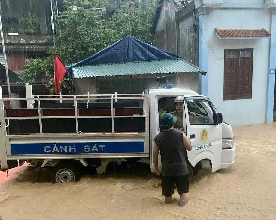 Lực lượng Công an hỗ trợ người dân tại các điểm ngập lụt, sạt lở.jpg