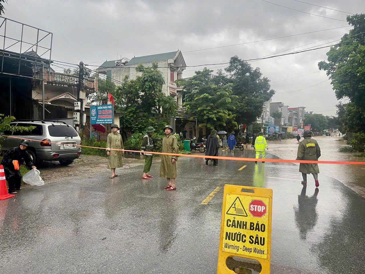 Công an xã Sơn Động và lực lượng an ninh trật tự cơ sở hỗ trợ người dân di dời tài sản, sơ tán khỏi khu vực ngập sâu do mưa lớn.jpg