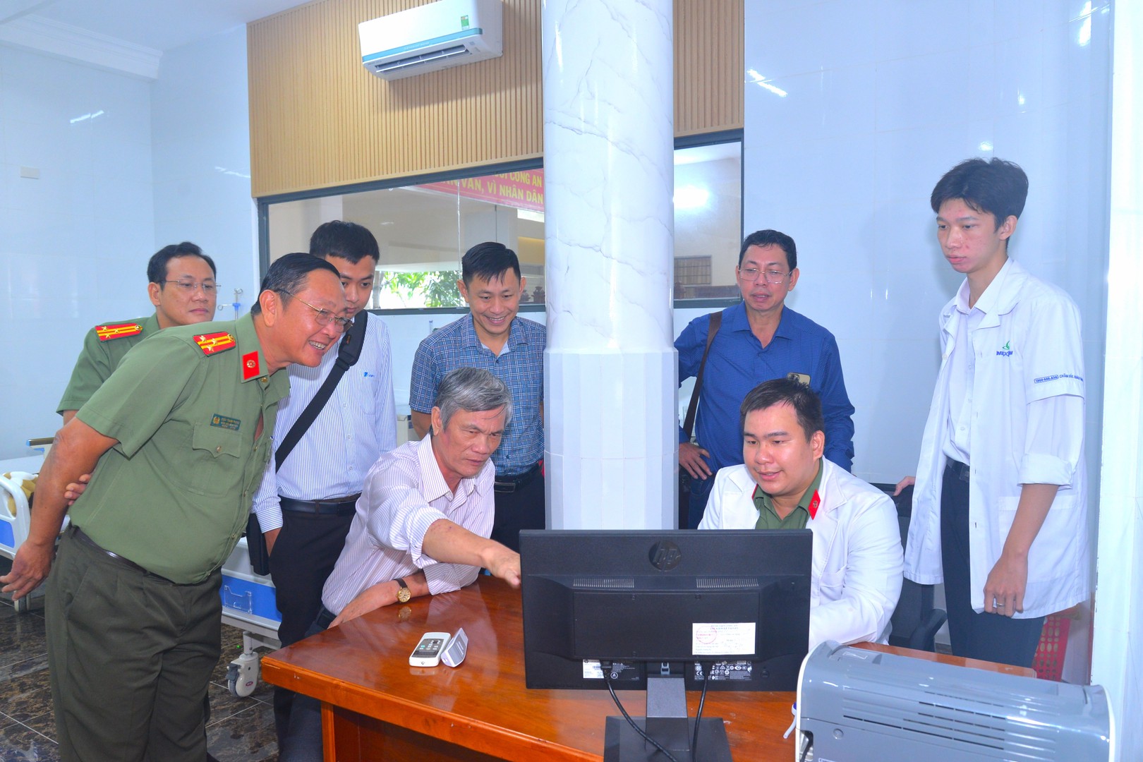 Hội đồng thẩm định kiểm tra, khảo sát quy trình tiếp nhận bệnh nhân và vận hành phần mềm hồ sơ bệnh án điện tử..JPG