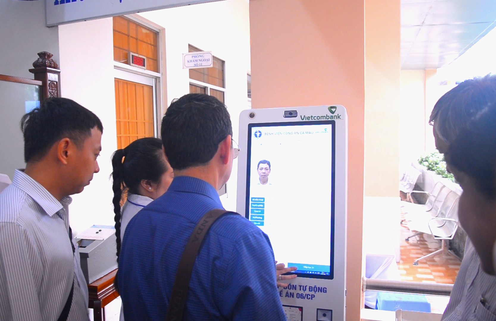 Vận hành thử máy Kiosk tích hợp thông tin bệnh nhân từ Căn Cước (hoặc Căn cước công dân) tại khu tiếp nhận..jpg