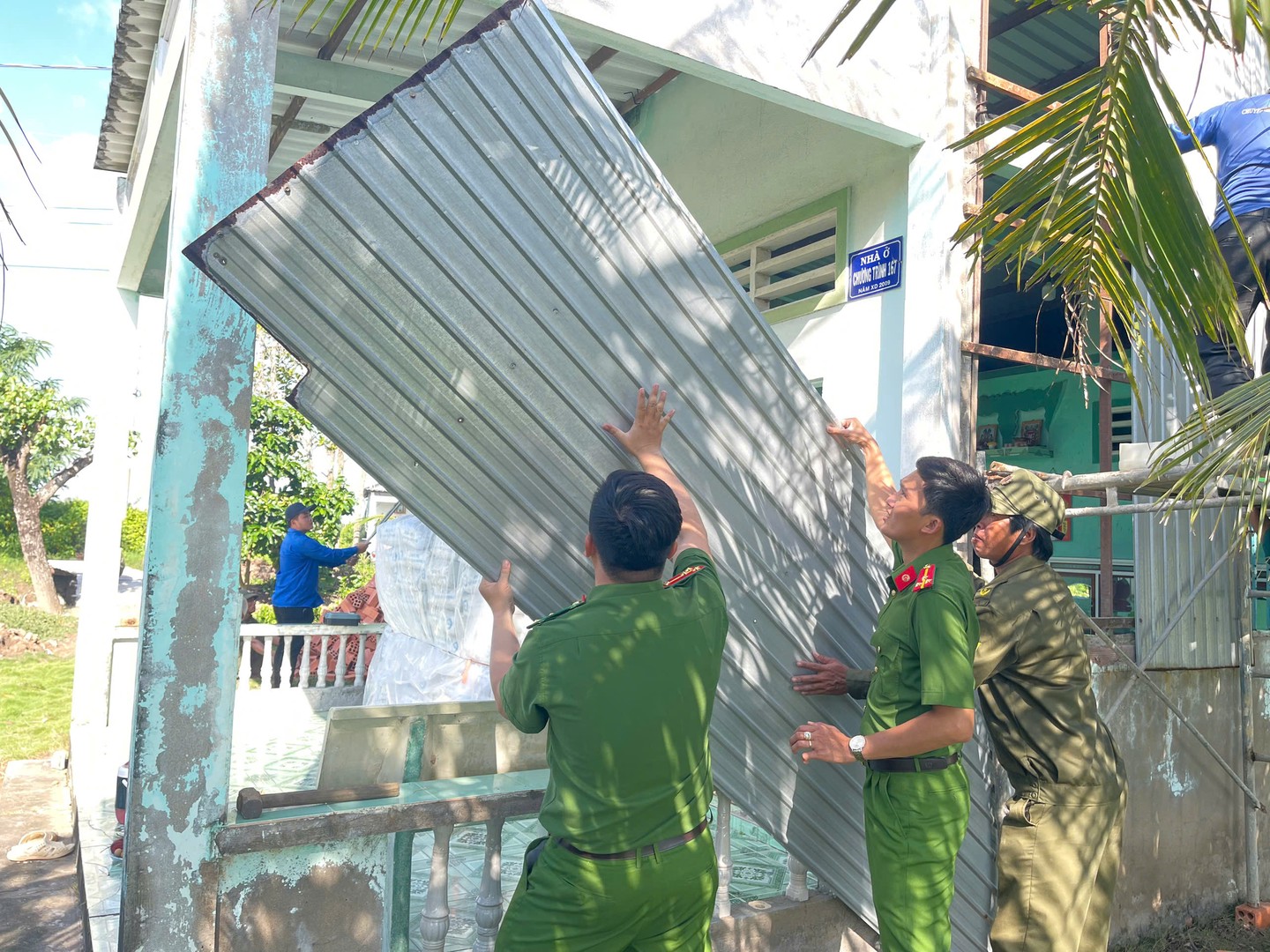 4- Thanh niên CAT hỗ trợ xóa nhà tạm, khởi công xây dựng nhà mới tại xã Đông Hảu.jpg