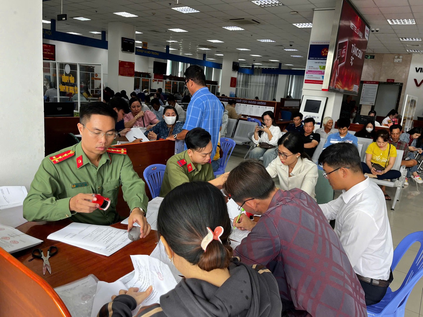 3 -CBCS hỗ trợ người dân điền thông tin hoàn chỉnh hồ sơ thủ tục hành chính.jpg