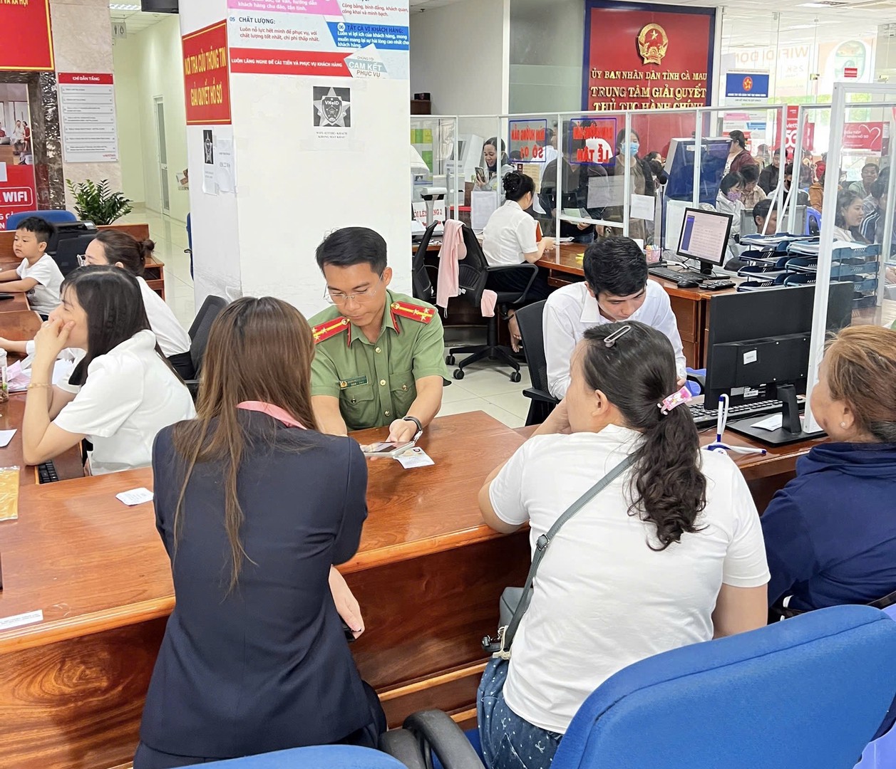 2- Thanh niên CAT hỗ trợ người dân tại trung tâm thủ tục hành chính.jpg