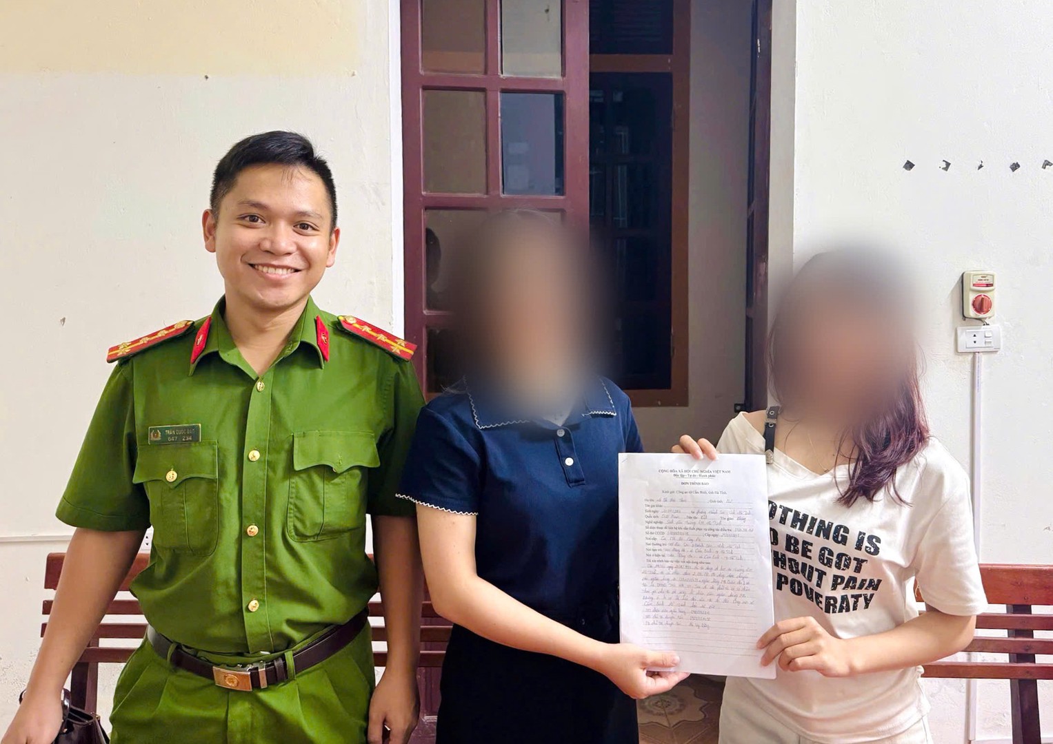 Sỗ tiền 2 tỷ được Chị T trao trả lại cho chị V trước sự chứng kiến của lực lương Công an.jpg