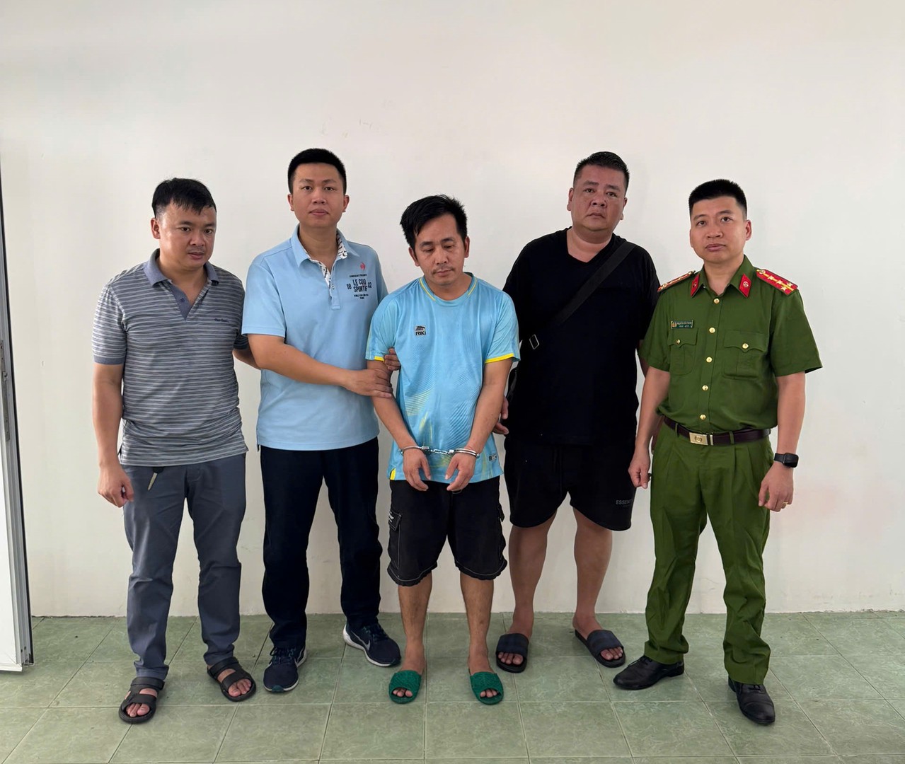 Bắt giữ đối tượng truy nã Hoàng Văn Tuấn (thứ 3 từ trái sang).jpg