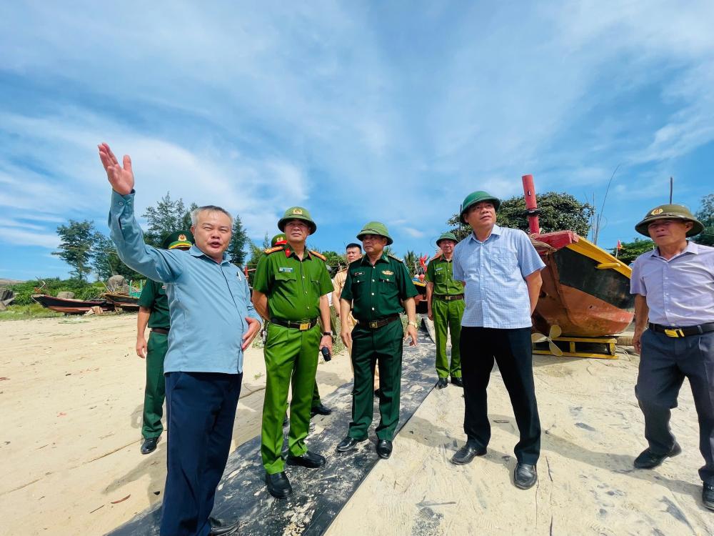 Lực lượng côn an tham gia gia cố đê biển ở xã Đan Hải, tỉnh Hà Tĩnh.jpeg