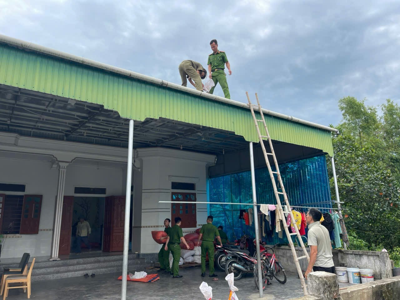 Lực lượng Công an giúp dân chằng chéo nhà cửa chống bão.jpg
