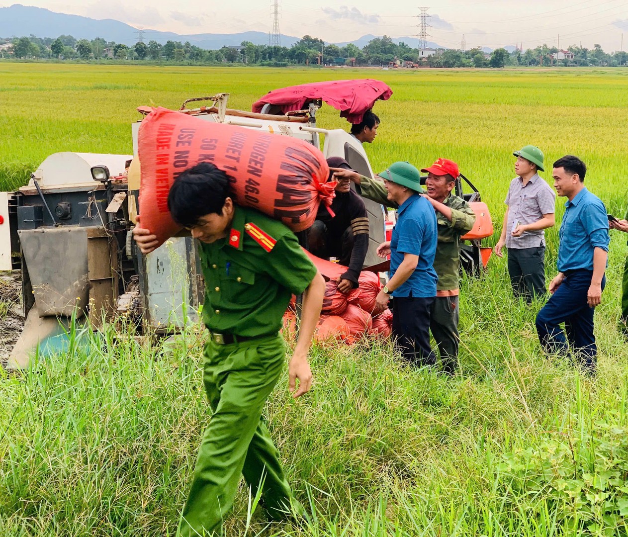 Lực lượng CA Hà Tĩnh giúp dân thu hoạch lúa.jpg