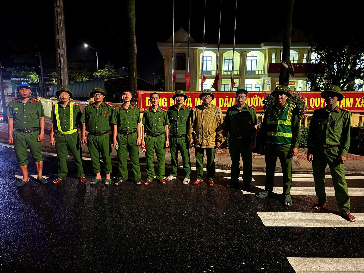 Công an xã trực 100% quân số ứng phó bão.jpg