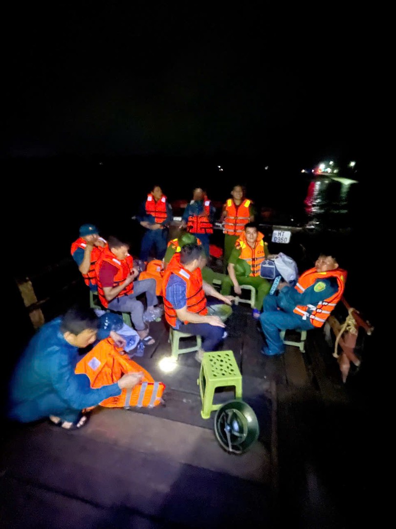 Phối hợp sơ tán dân trong đêm.jpg