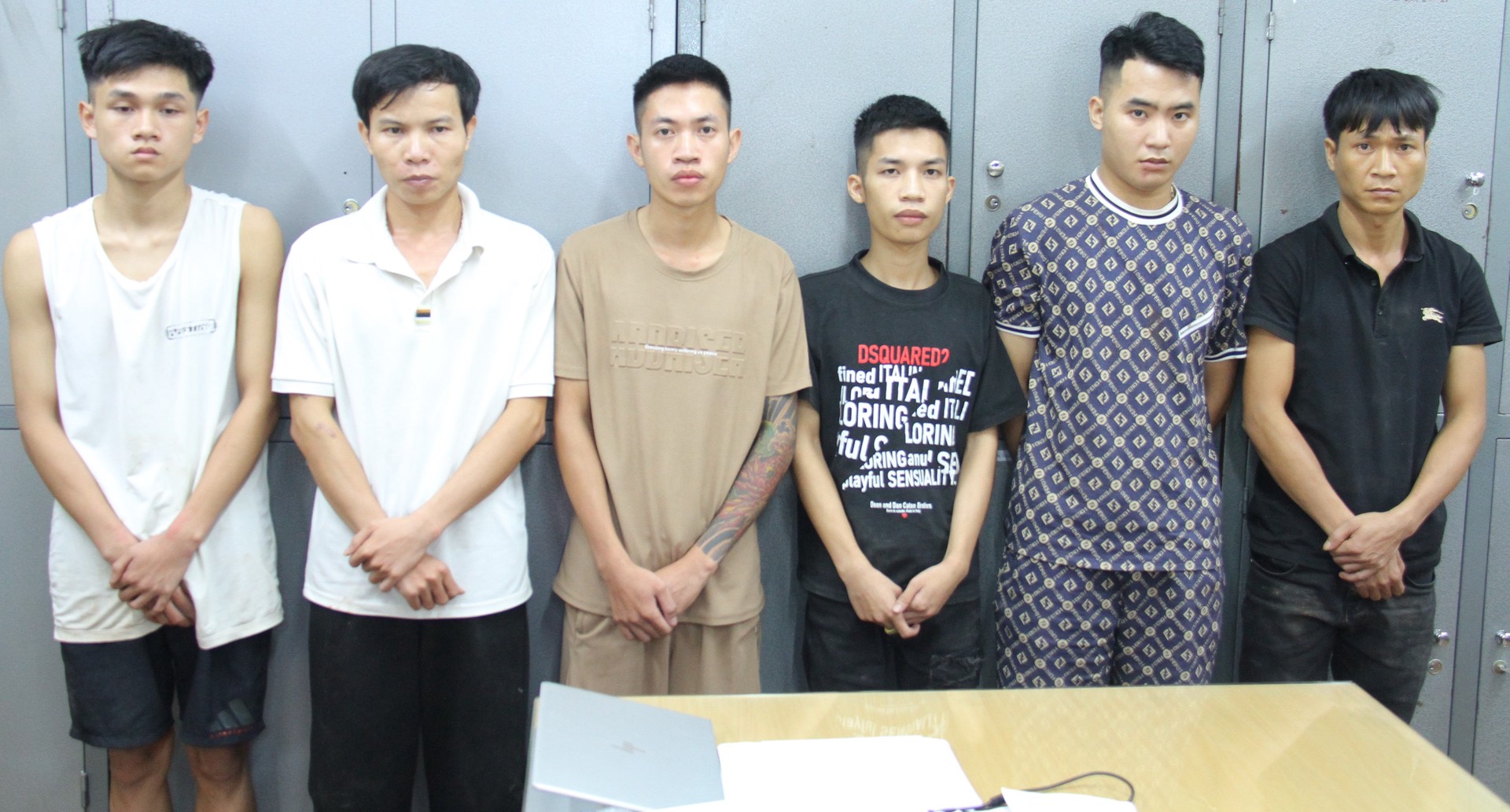 4. Các đối tượng Hoàng Tuấn Anh, Hứa Văn Lên, Nông Văn Quê, Nồng Văn Lâm, Phòng Văn Khuyến, Nông Văn Huyện (lần lượt từ trái sang phải) thực hiện nhiệm vụ livetream cho Giang và Thứ.JPG