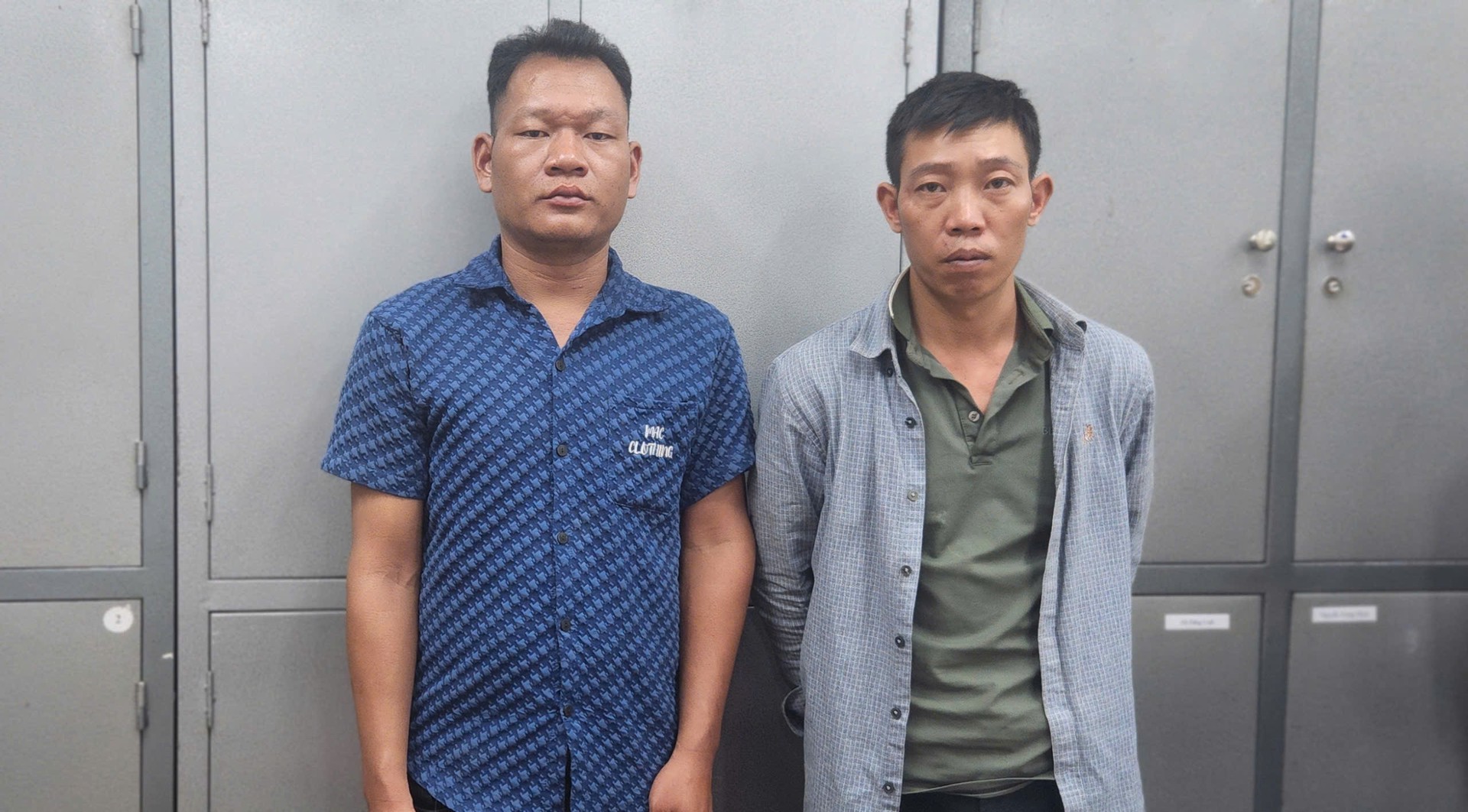 5. Lăng Văn Liêm (áo xanh) và Triệu Văn Trúc thực hiện việc livetream cho Giang và Trị.jpg