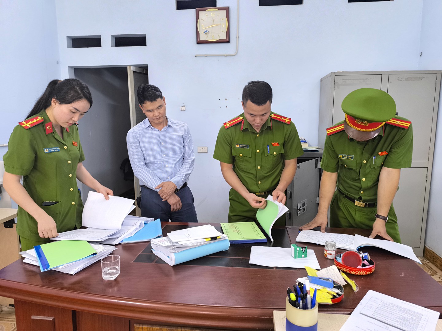 Cơ quan công an khám xét nơi làm việc của đối tượng Bùi Văn Hưng.jpg