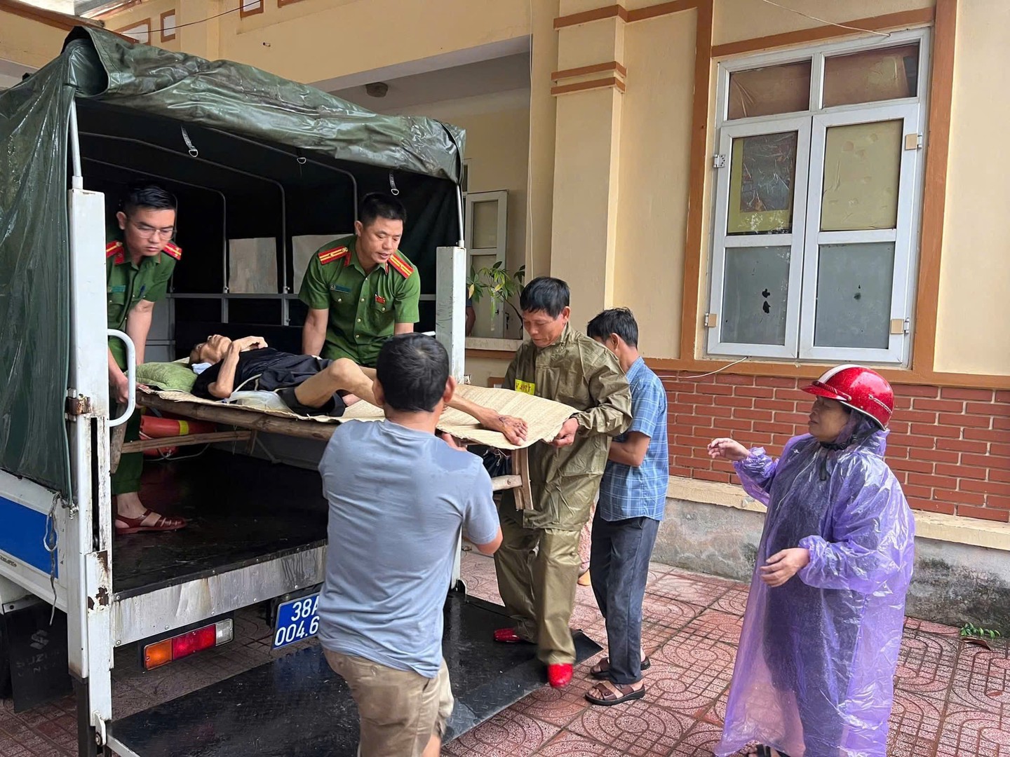 Công an xã Việt Xuyên kịp thời đưa ông Quang đến Trạm y tế xã để điều trị và tránh bão.jpg