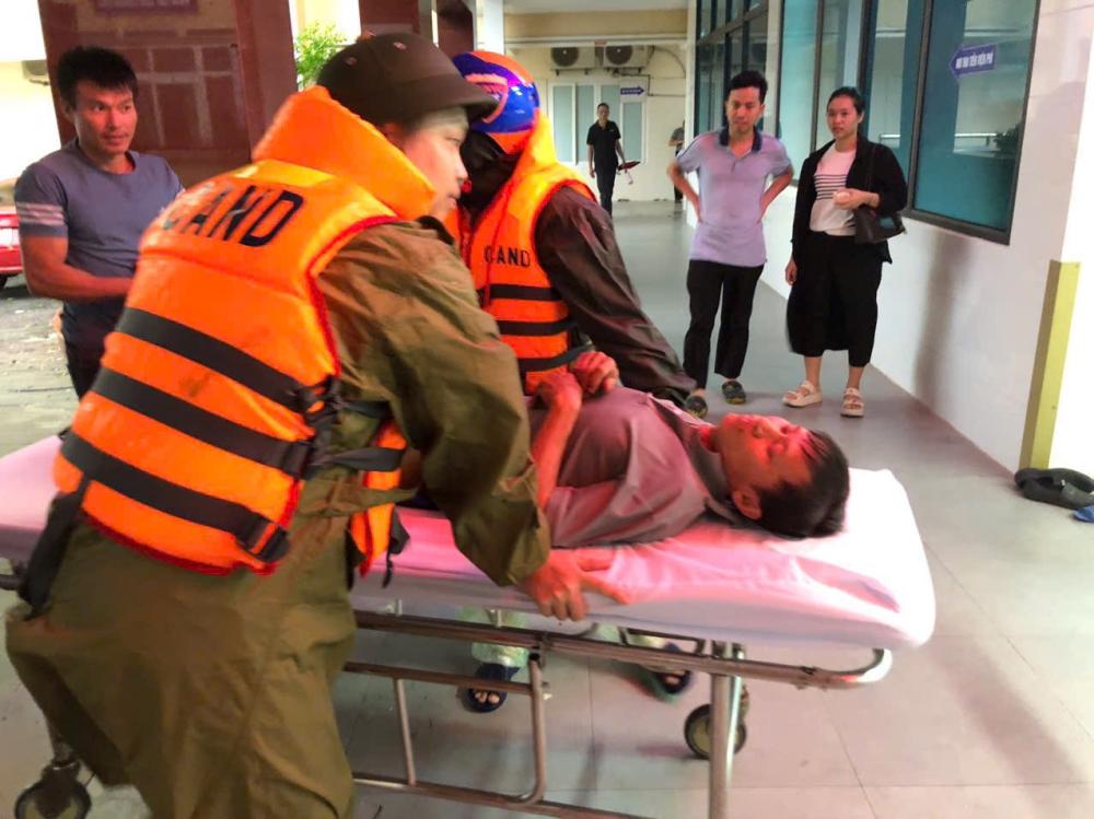 Công an xã Cẩm Duệ đưa ông Vịnh bị gãy xương đi cấp cứu.jpeg
