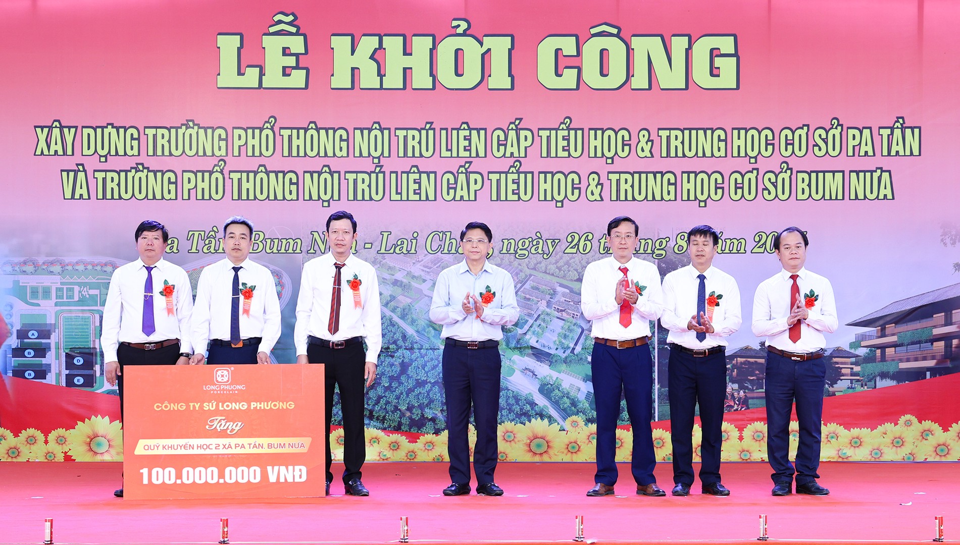 Đại diện Công ty sứ Long Phương tặng quỹ khuyến học hai xã Pa Tần và Bum Nưa tổng số 100 triệu đồng.jpg