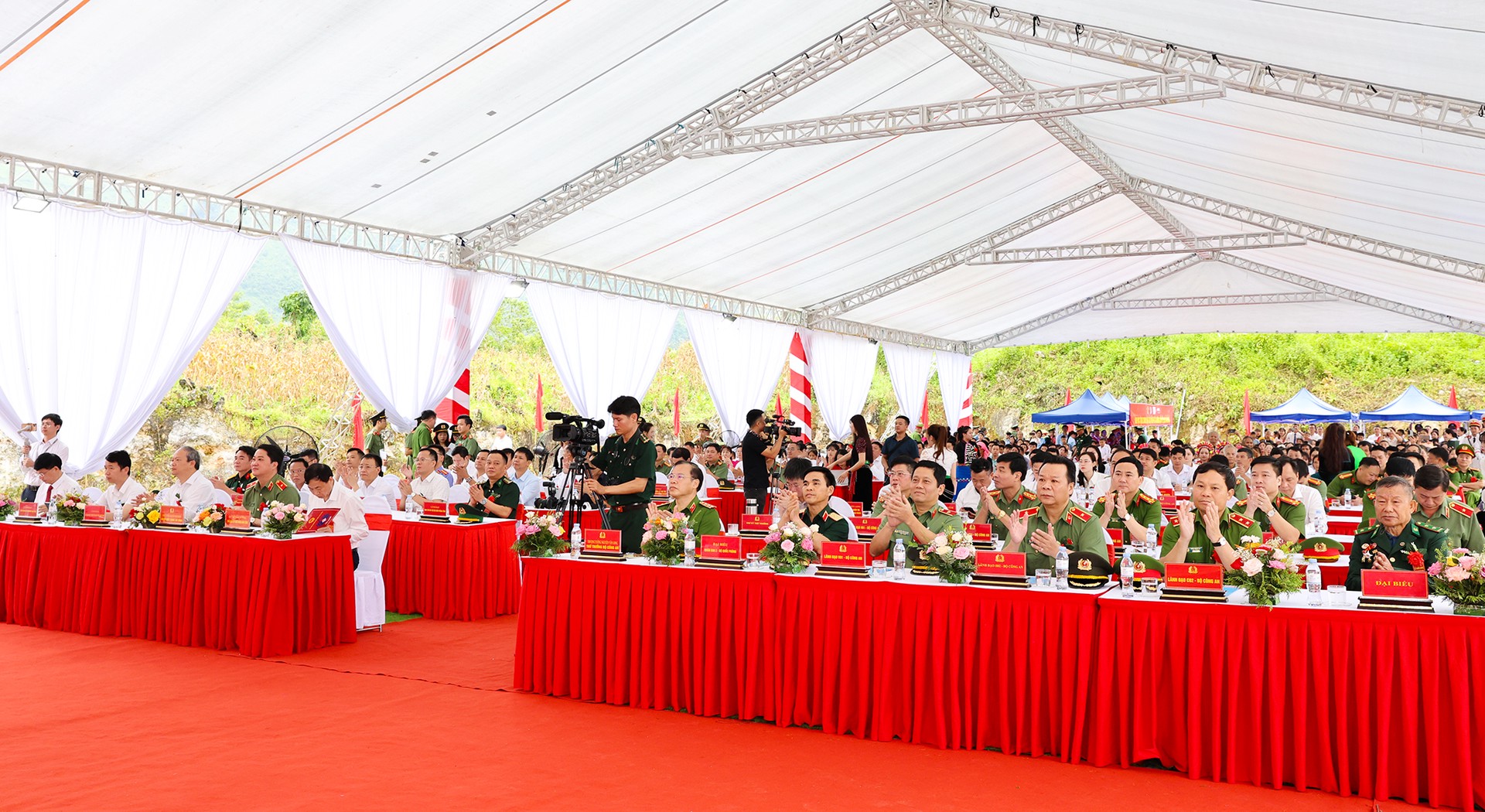 Đại biểu tham dự buổi lễ.jpg