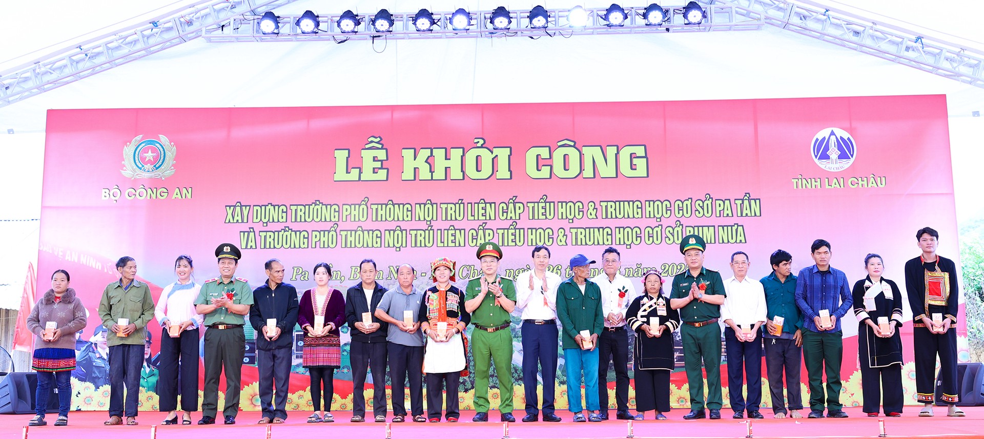 Trao điện thoại thông minh cho bà con nhân dân các xã biên giới phục vụ Chương trình chuyển đổi số và Đề án 06.jpg