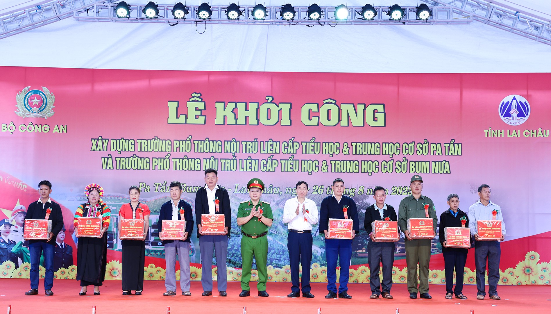 Thượng tướng Nguyễn Văn Long và đồng chí Lê Văn Lương - Chủ tịch UBND tỉnh Lai Châu trao quà của Bộ trưởng Bộ Công an cho 10 già làng, trưởng bản, người có uy tín 2 xã Pa Tần và Bum Nưa.jpg