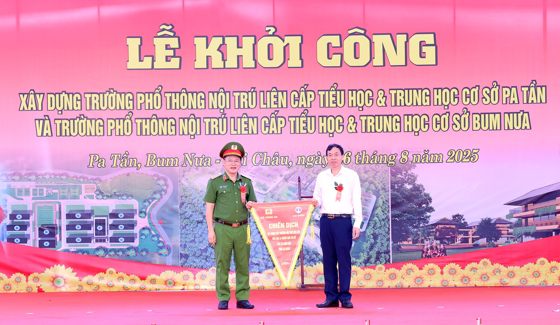 Thứ trưởng Nguyễn Văn Long trao tặng Cờ thi đua quyết tâm hoàn thành xây dựng công trình cho Ban Chỉ đạo tỉnh Lai Châu.jpg