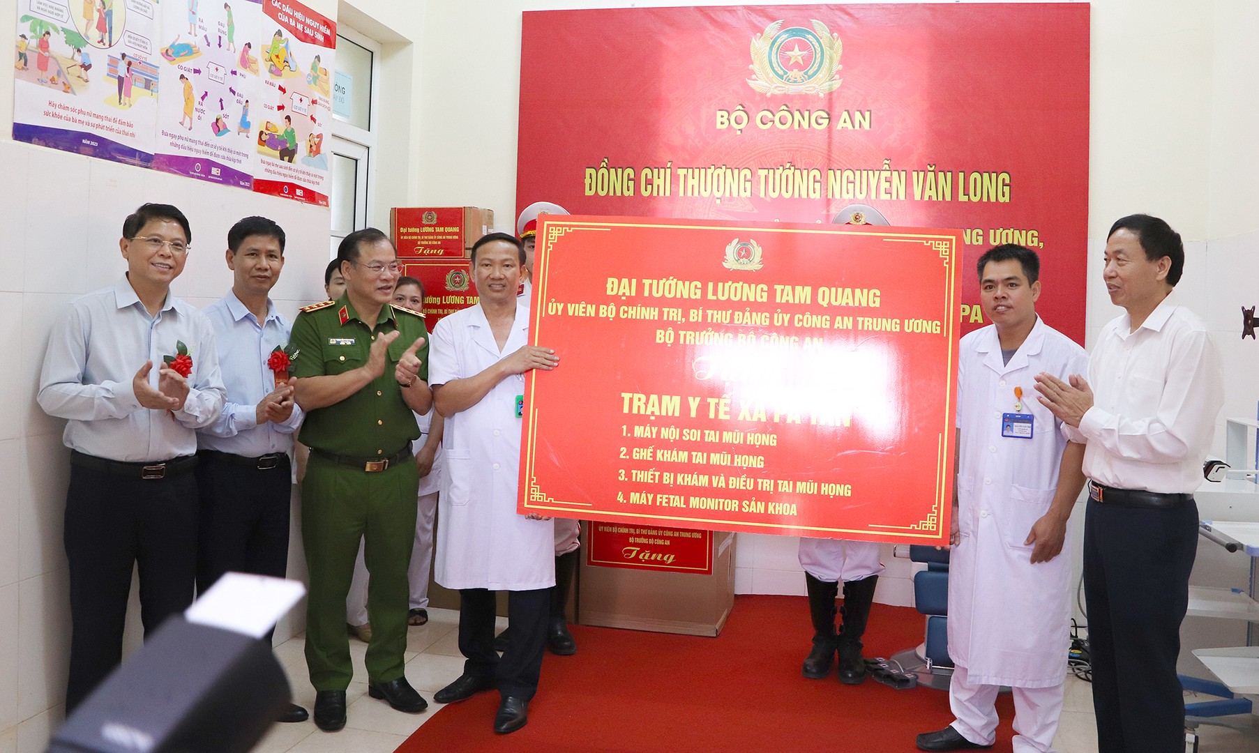 Thượng tướng Nguyễn Văn Long - Thứ trưởng Bộ Công an trao thiết bị y tế cho Trạm y tế Pa Tần.jpg
